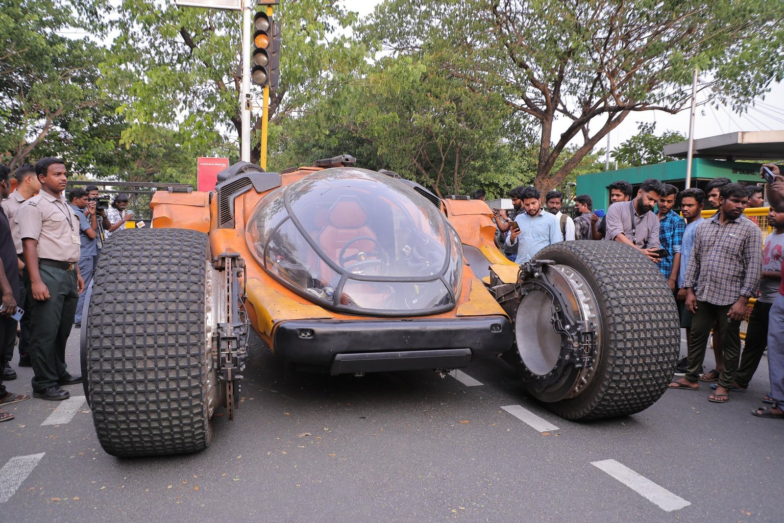 Kalki's 'Pujji' car in Chennai!  6000 kg weight.. Do you know how many crores?-oneindia news