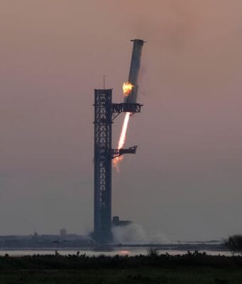 SpaceX Successfully Catches Starship Rocket : A Milestone for the Future of Space Travel Tech News